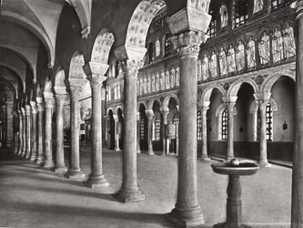 Vue intérieure de la nef avec des mosaïques représentant la procession des martyrs